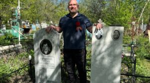 Сегодня я стоял у памятников тем, кого нет рядом, но…